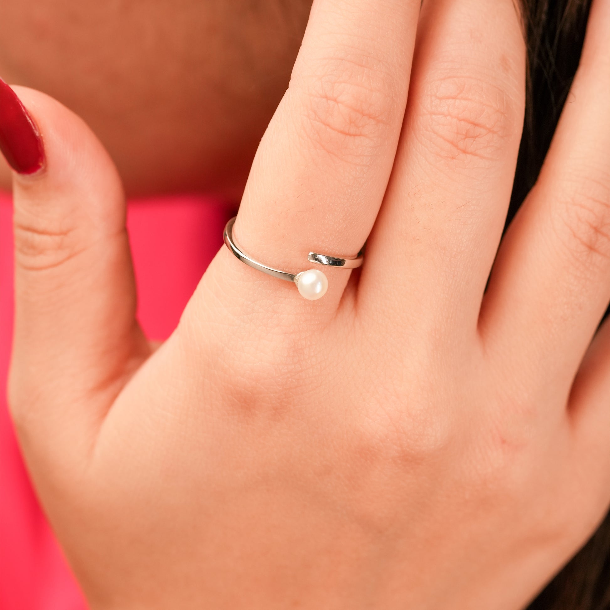 Silver sleek band with a luminous faux pearl. Stylish Ring